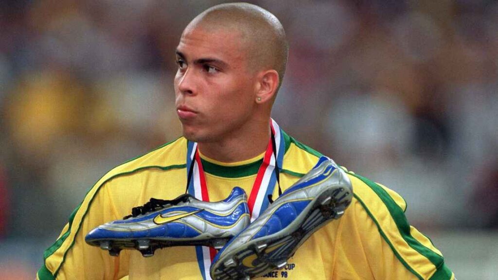 Com as chuteiras penduradas no pescoço, Ronaldo lamenta a perda da Copa de 1998 GettyImages
